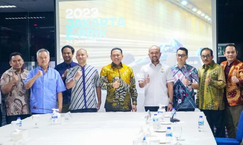 Bamsoet, pengusaha Tomy Winata, Ketua OC Ananda Mikola, Iwan Takwin serta Akbar Himawan Buchari pada rapat persiapan Jakarta e-Prix 2023 di Jakarta, Kamis (2/3/2023)