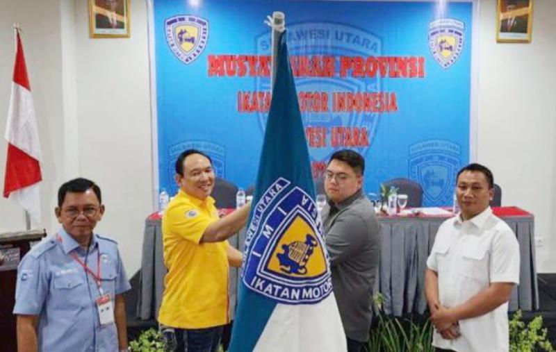 Rio Dondokambey menerima pataka sebagai Ketua IMI Sulawesi Utara 2023-2027 dari Erwin dan M Riyanto (IMI Pusat)