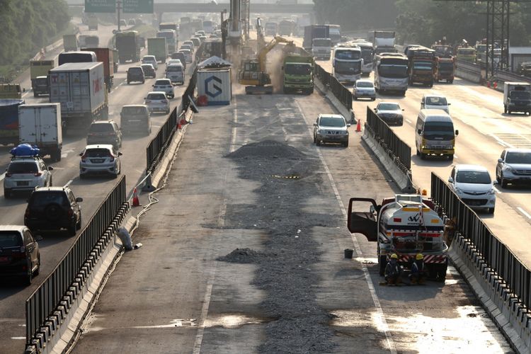 Perbaikan Jalan Tol Jakarta-Cikampek yang dilakukan pihak Jasa Marga