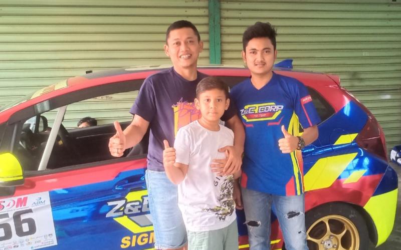 Dari kiri Benny Santoso, Zavian Fabrizio Santoso (putra Benny Santoso) dan Revi Ardiansyah di pit garasi tim Sigma Speed