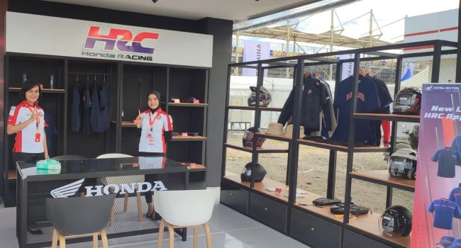 Booth Honda di sirkuit Mandalika Lombok yang lengkap dengan apparel eksklusif Honda