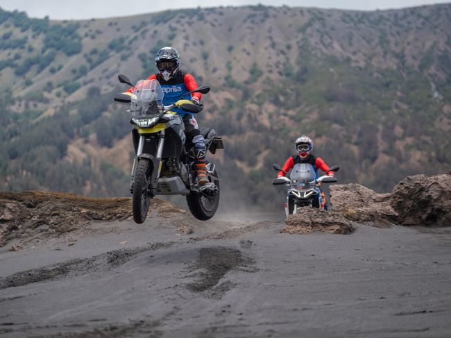 Para bikers menguji ketangguhan Aprilia Tuareg 660 yang sensasional di Lanskap Gunung Bromo