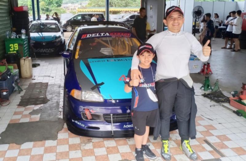Dypo Fitra bersama putra bontotnya di depan Honda Estilo spec FFA 3600 Max yang siap digebernya di Sentul International Circuit Bogor. (foto : budsan)