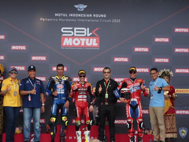 Para jawara balap berpose dengan Sandiaga Uno dan bos Motul Indonesia
