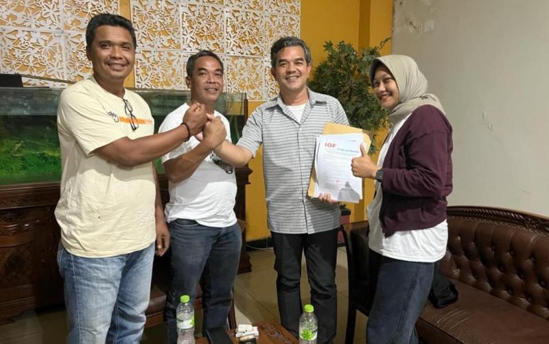 Gatot Koco (pakai baju putih, dua dari kanan) menyerahkan formulir pendaftaran kepada Panitia Pemilihan Ketua Pengda (PPKP) IOF Kaltim. (foto : sunu)