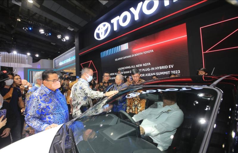 Menko Perekonomian Airlangga Hartarto Masuk Kabin Toyota All New RAV4 GR Sport PHEV di GJAW 2023 