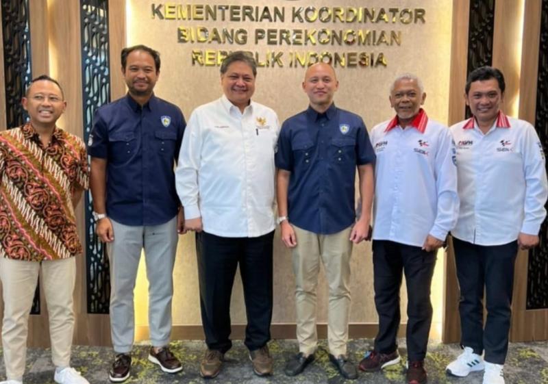 Ananda Mikola, Bagoes Hermanto dari IMI Pusat dan CEO Mandalika Grand Prix Association Priandhi Satria saat beraudensi dengan Menko Perekonomian Airlangga Hartarto, di Jakarta, Jumat (10/3/2023)