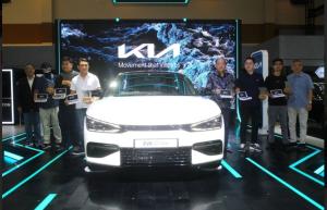 Unit Pertama KIA EV6 Diserahkan Kepada Konsumen di Ajang Gaikindo Jakarta Auto Week 2023