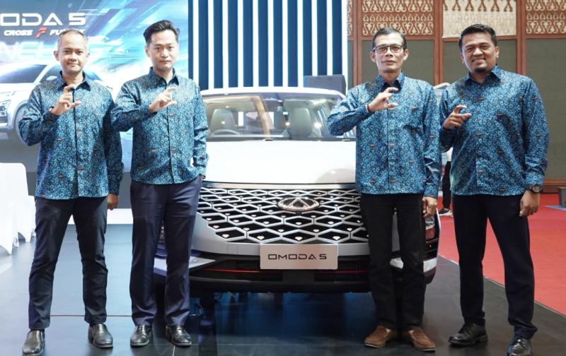 Para jajaran direksi PT Chery Sales Indonesia berfoto bersama Chery Omoda 5 di booth Chery pameran otomotif GJAW 2023