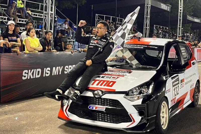 Anjasara Wahyu dari Toyota Gazoo Racing Indonesia victory lap usai dinyatakan sebagai juara kelas F Kejurnas Slalom 2023 di Jogja. (foto : genta autosport)