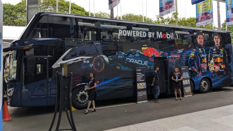 Keseruan bus yang disulap jadi ajang balap virtual oleh Mobil Lubricants
