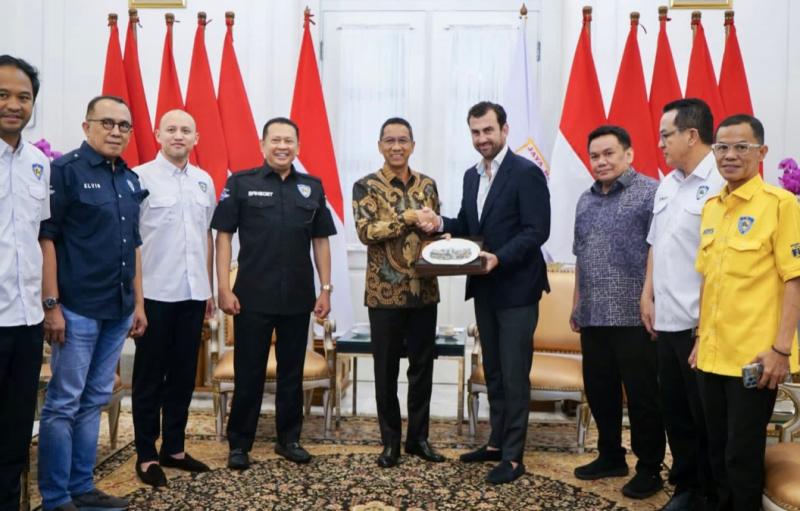 Gubernur DKI Jakarta Heru Budi Hartono dan CCO Formula E Alberto Longo didampingi Bamsoet dan para pemgurus IMI Pusat lainnya di Balaikota Jakarta hari ini