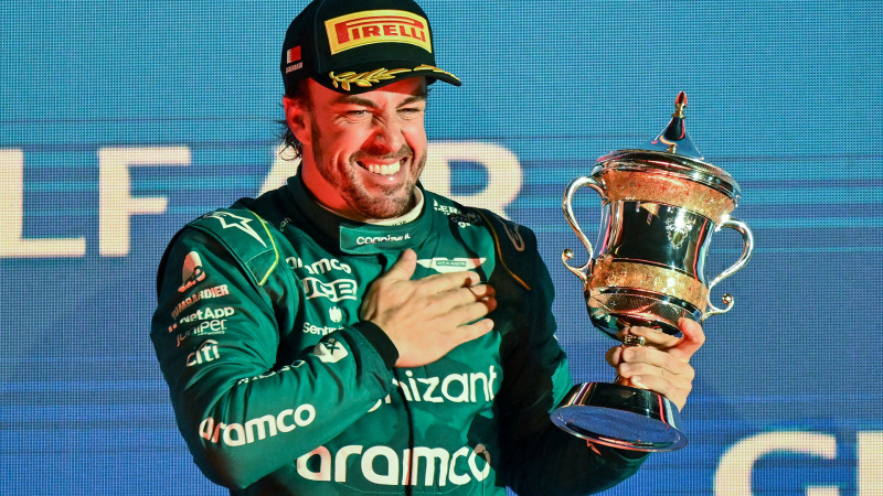 Fernando Alonso di podium GP Bahrain, pada penampilan perdana bersama Aston Martin. (Foto: formula1) 