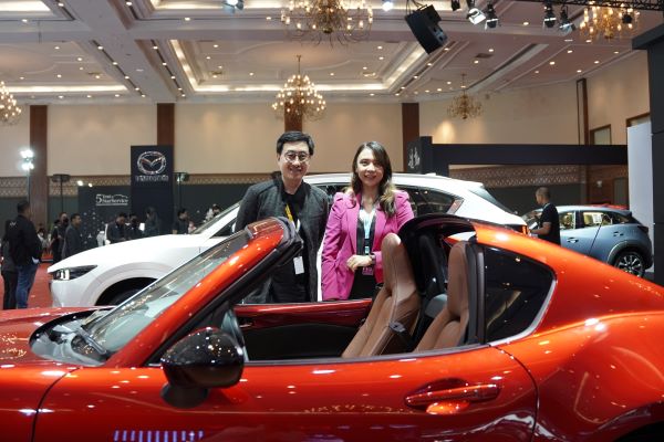 Mazda keren bersama dengan salah satu fashion designer ternama tanah air, Jeffry Tan