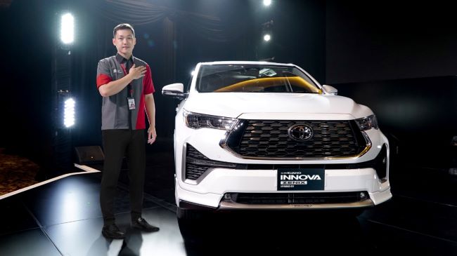 Tampang mobil Innova Zenix Hybrid yang menjadi amunisi baru Toyota