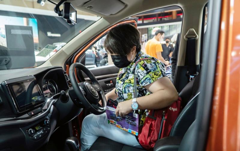 Salah seorang ibu tengah menikmati dan terpesona melihat fitur-fitur terkini Suzuki XL7 di booth Suzuki pameran otomotif GJAW Senayan belum lama ini. 