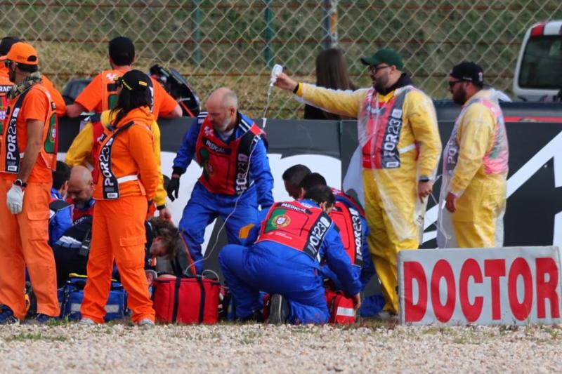 Miguel Oliveira saat mendapat bantuan medis darurat usai insiden diseruduk Marc Marquez di GP Portugal. (Foto: marca)