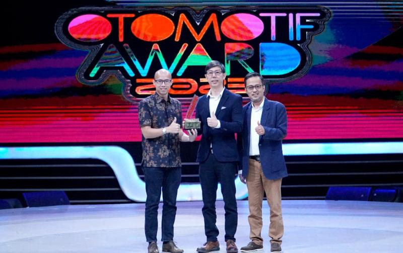 Anton Jimmi Suwandy selaku Direktur Marketing Toyota Astra Motor (tengah), saat menerima Otomotif Award 2023 untuk All-New Kijang Innova Zenix Hybrid sebagai Car of The Year 