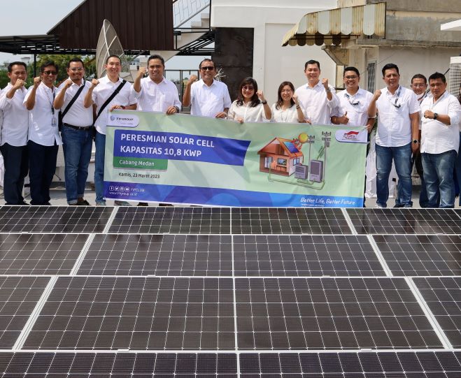 Peresmian pemasangan solar panel di Kantor Cabang FIFGroup di Medan