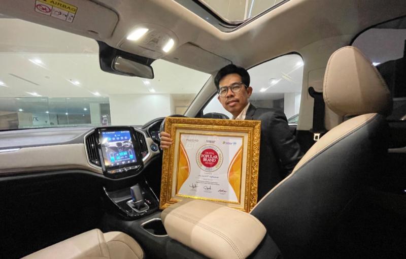 Wuling Almaz Hybrid meraih predikat Indonesia Digital Popular Brand untuk kategori kendaraan segmen Sport Utility Vehicle
