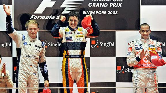 Fernando Alonso di podium GP Singapura 2008 didampingi Nico Rosberg dan Lewis Hamilton, podium berkat rekayasa. (Foto: ist)