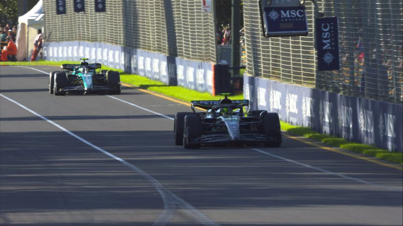 Ini hiburan Lewis Hamilton saat mengalahkan Fernando Alonso di Albert Park, akhir pekan lalu dianggap jadi awal kebangkitan Mercedes. (Foto: f1)