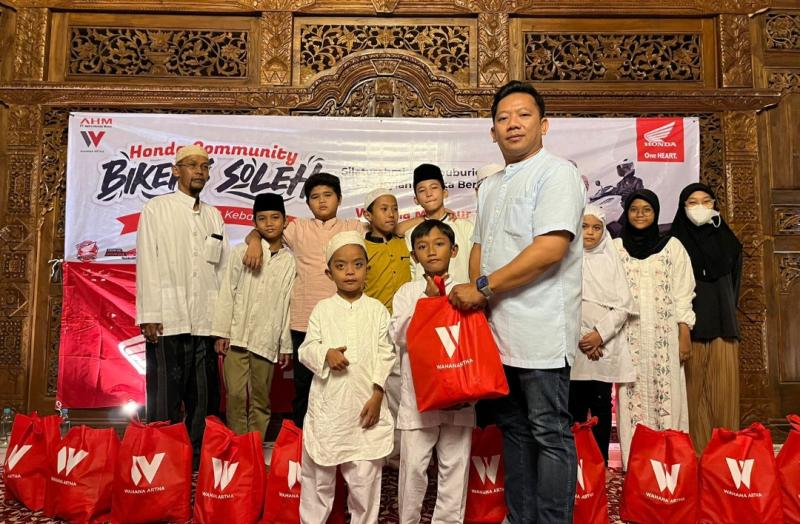 Tebar kebahagian ramadhan, komunitas Honda memberikan santunan kepada anak yatim piatu