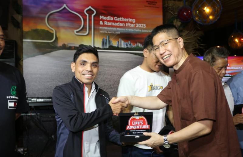 Budi Santen dari Mobilinanews Menangkan Anugerah MMKSI 2023 Kategori The Most Agile Journalist