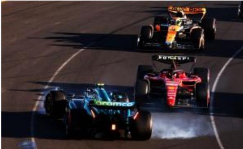Insiden Carlos Sainz (Ferrari) dan Fernando Alonso (Aston Martin) yang membuahkan penalti kontroversial untuk pembalap Ferrari itu. (Foto: insideracing) 
