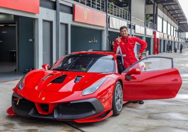Umar Abdullah saat menjajal Ferrarinya di Sentul International Circuit Sentul baru-baru ini.