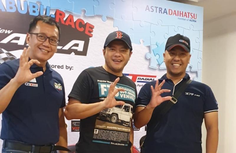 Salah satu pemenang Amazing Race pada Ngabubu-Race Daihatsu bersama All New Ayla yang disupport GT Radial, diapit Sony Susmana dan Bayu Putra. (foto : ist)