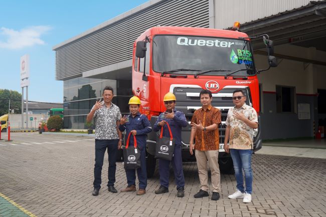 Para sopir mendapat apresiasi dari UD Trucks yang mendukung keselamatan operasional truk saat Ramadan