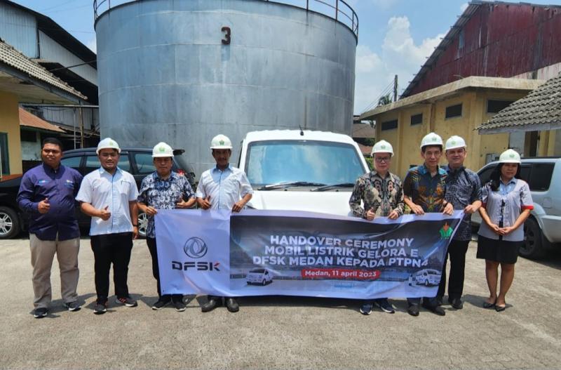 DFSK lakukan serah terima unit kendaraan DFSK Gelora E kepada PT Perkebunan Nusantara IV di Sumatra Utara