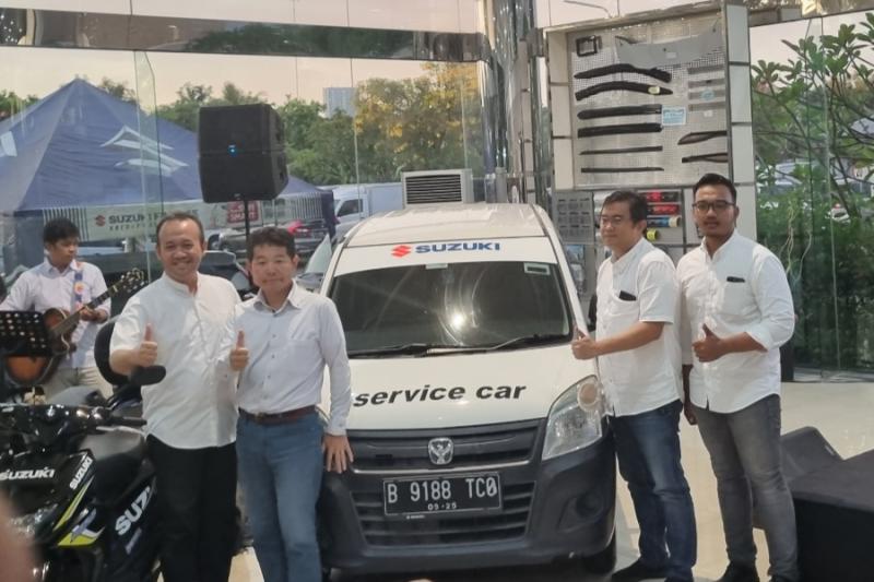 Hariadi cs dari PT Suzuki Indomobil Sales usai preskon Bengkel Siaga Suzuki di Jakarta, Jumat (14/4/2023). (foto : budsan)