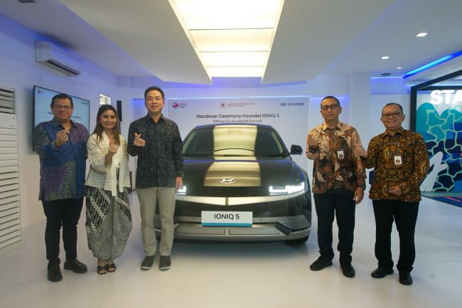 Serah terima secara simbolik Hyundai IONIQ 5 sebagai kendaraan resmi ASEAN Summit 2023 di Labuan Bajo, Nusa Tenggara Timur