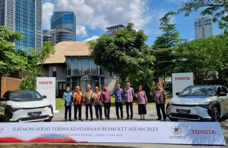Seremonial serah terima 65 unit kendaraan listrik Toyota bZ4x untuk KTT ASEAN 2023 di Labuan Bajo, Manggarai Barat, Nusa Tenggara Timur, 9-11 Mei mendatang. (foto : budsan)