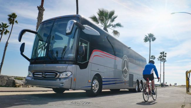 Bus Mercedes-Benz yang disiapkan untuk perjalanan aman mudik 2023
