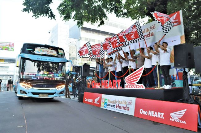 Petinggi Astra Honda Motor (AHM) melepas pemudik 2023 dengan bus dari Jakarta ke berbagai daerah di Indonesia