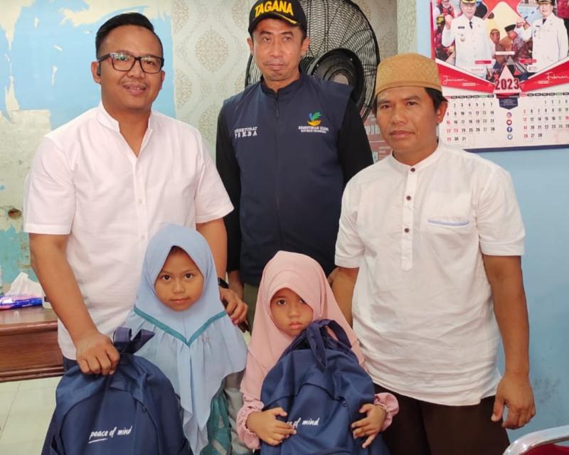 Penyerahan bantuan Asuransi Astra diwakili Branch Manager Andy Victory Bangun kepada anak yatim piatu akibat insiden Kanjuruhan kolaborasi bersama Kementerian Sosial Indonesia.