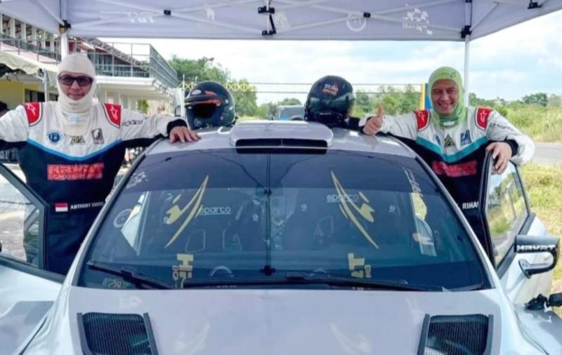 Perally H Rihans Variza (kanan) dan co-driver senior Anthony Sarwono, saat menjajal Ford Fiesta WRC2 di lintasan tarmac sepanjang 2 km di kawasan sirkuit Balipat, Binuang, Kalsel belum lama ini. (foto : ist)