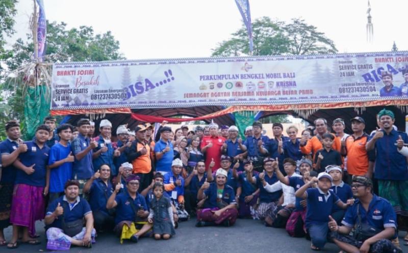 Bamsoet bersama para punggawa Perhimpunan Bengkel Mobil Bali yang menggelar kegiatan servise gratis selama sebulan di Pura Besakih, Bali