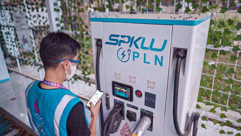 PLN turut mendukung KTT ASEAN 2023 di Labuan Bajo NTT dengan menghadirkan SPKLU untuk kenyamanan penggunaan mobil listrik (foto : PLN)