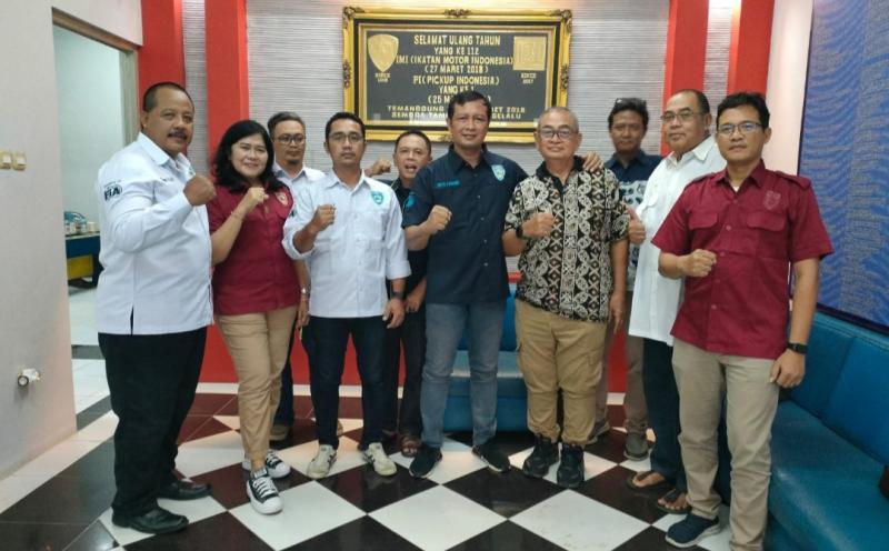Frits Yohanes (tengah, baju biru), hadir pada acara halal bihalal Pengurus IMI Provinsi Jawa Tengah di kantor IMI Komplek GOR Jatidiri Semarang hari ini. (foto : ist)