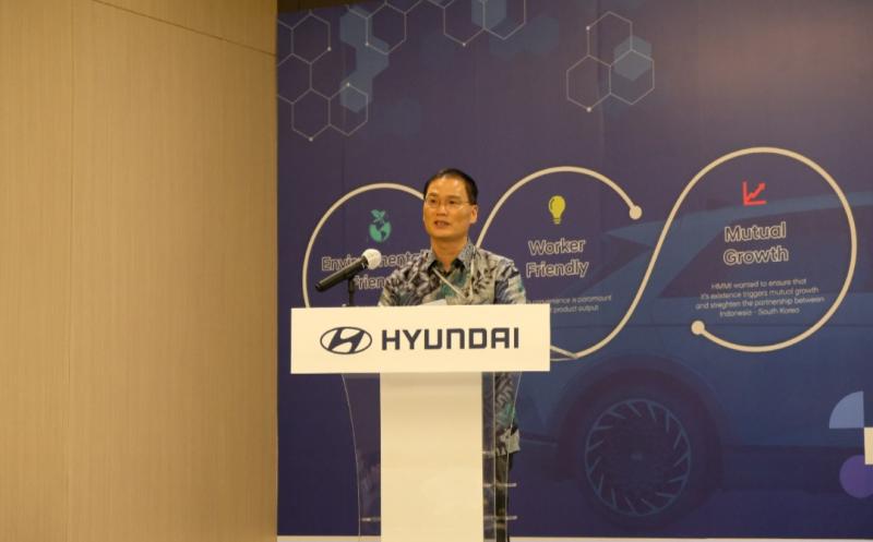  Presiden Direktur PT Hyundai Motor Manufacturing Indonesia, Bong Kyu Lee memberikan sambutan pada 2023 Kickoff Supplier Indonesia R&D Level up Education.