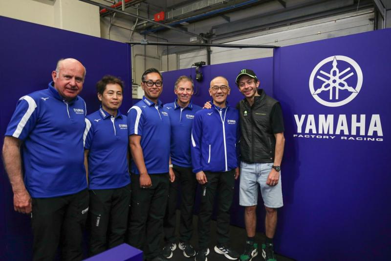 Valentino Rossi bersama petinggi tim Yamaha saat didapuk menjadi duta pabrikan Jepang itu. (Foto: ist)