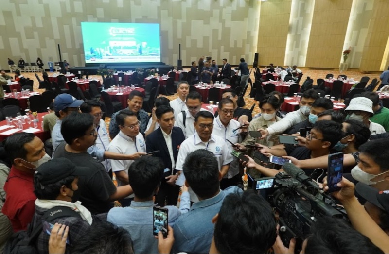 Jenderal TNI (P) Moeldoko selaku Ketum PERIKLINDO saat memberikan keterangan pers kepada media di hotel Grand Mercure Kemayoran Jakarta. 
