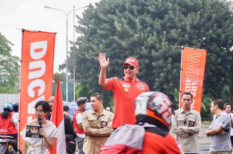 Bamsoet saat melepas Ducati We Ride As One yang melakukan Satmori dari Senayan Park keliling Jakarta dan kembali finish di SPARK 