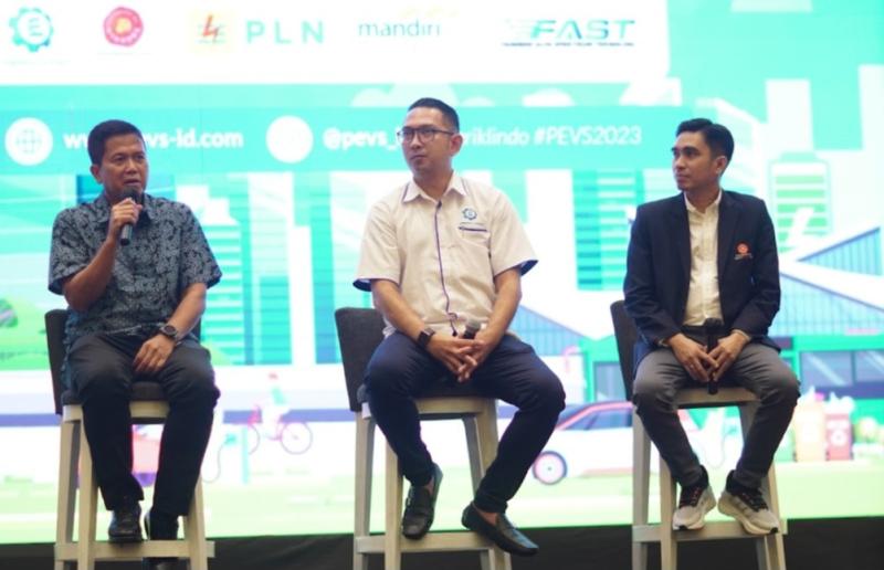 Ki-ka : Daswar Marpaung, Achmad Rofiqi dan Rudi MF, pada sesi tanya jawab preskon PEVS 2023 di hotel Grand Mercure Kemayoran Jakarta, Jumat (5/5/2023)  