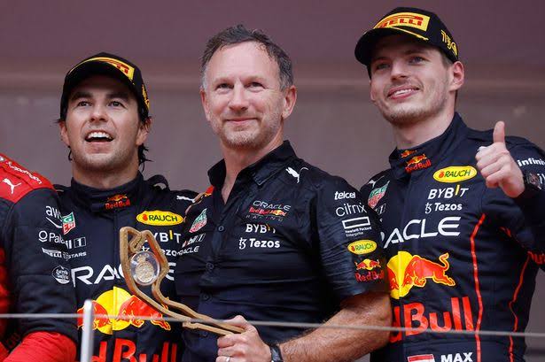 Team Principal Red Bull Racing Christian Horner diapit Max Verstappen dan Sergio Perez. (Foto: f1)