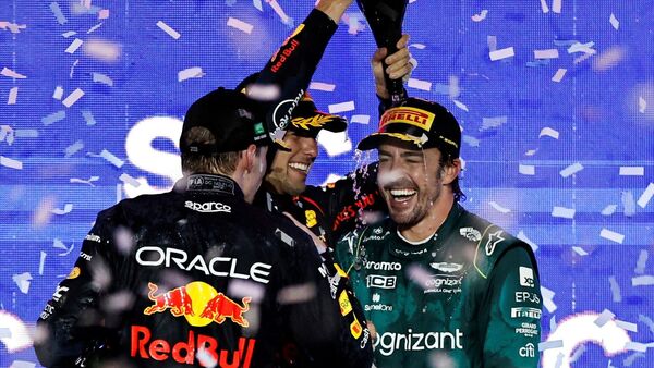 Fernando Alonso bersama duet pembalap Red Bull Racing di podium F1 2023, tinggal menanti keberuntungan  sebagai juara. (Foto: ist)